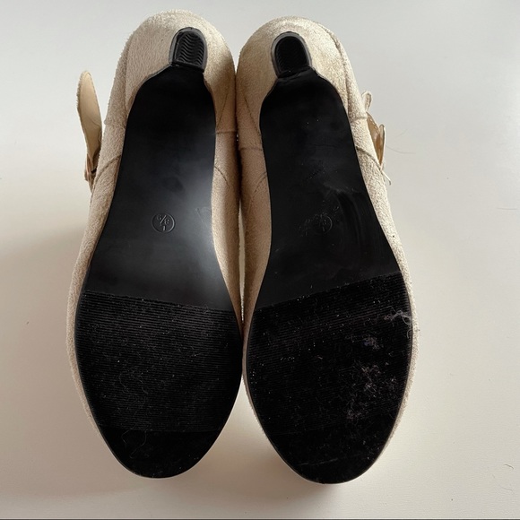 ⚫️🖤◾️”STUNNING” ◾️🖤⚫️ CREAMY BEIGE SUEDE HEELS BY RUE 21 . . . GOLD ACCENTED - Picture 8 of 9